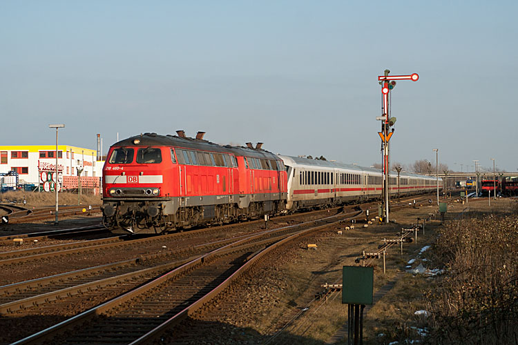 Die 218 460 der Westfrankenbahn steht abgestellt in Bahnhof Westerland